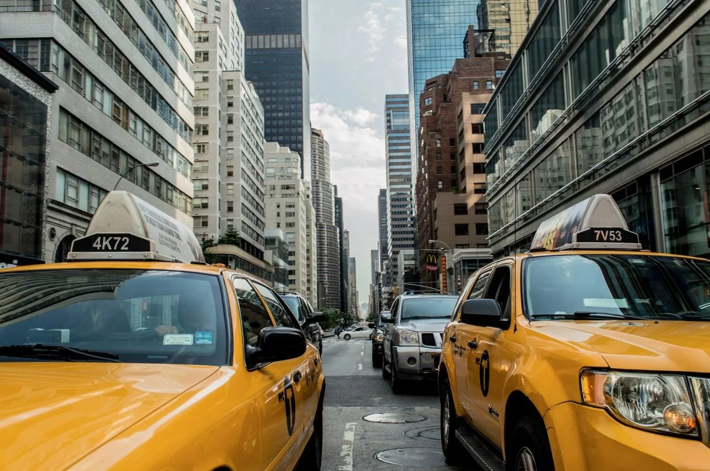 Viele Taxis geparkt – GPS-Tracker für Taxis.