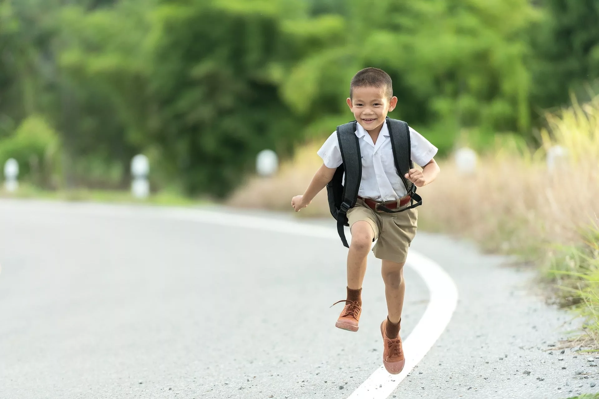 GPS Tracker für Kinder: Kind, das mit einem Rucksack rennt