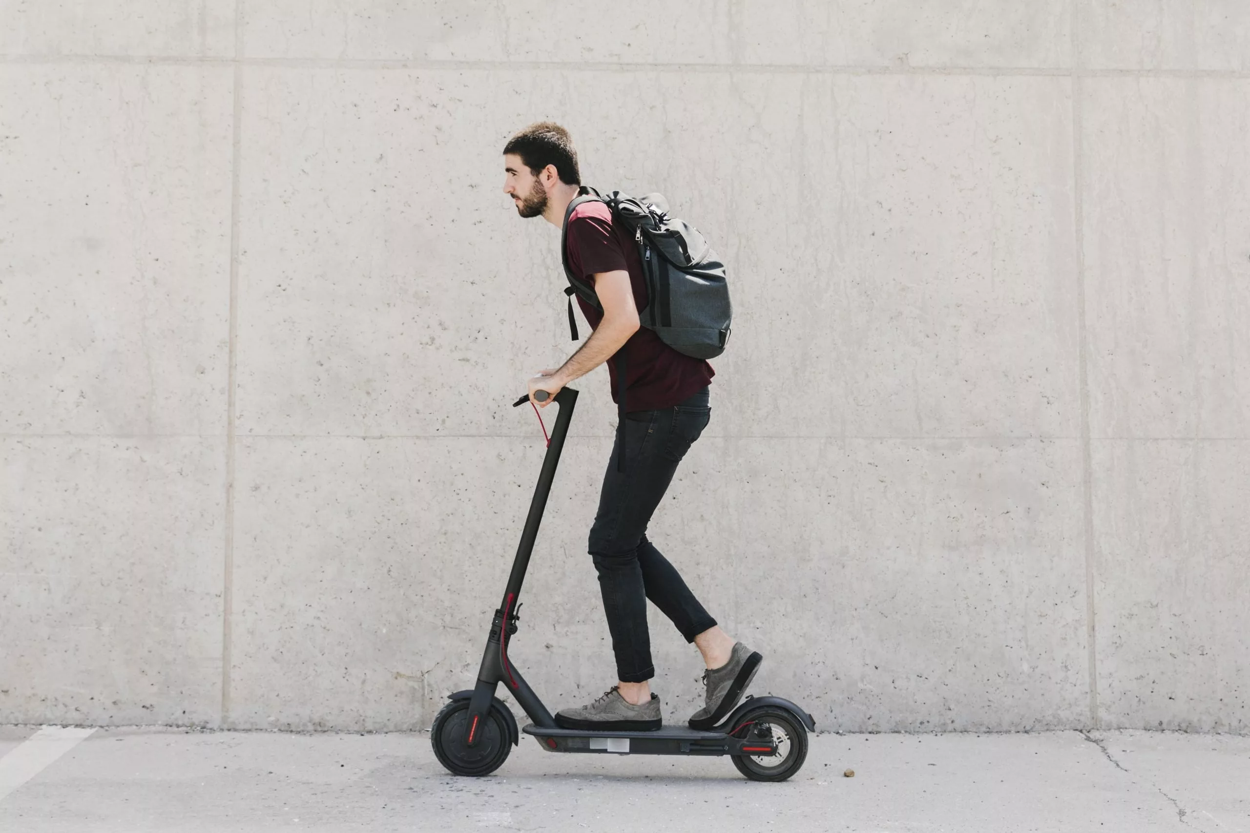 GPS-Tracker für E-Scooter: Ein Mann fährt einen E-Scooter.