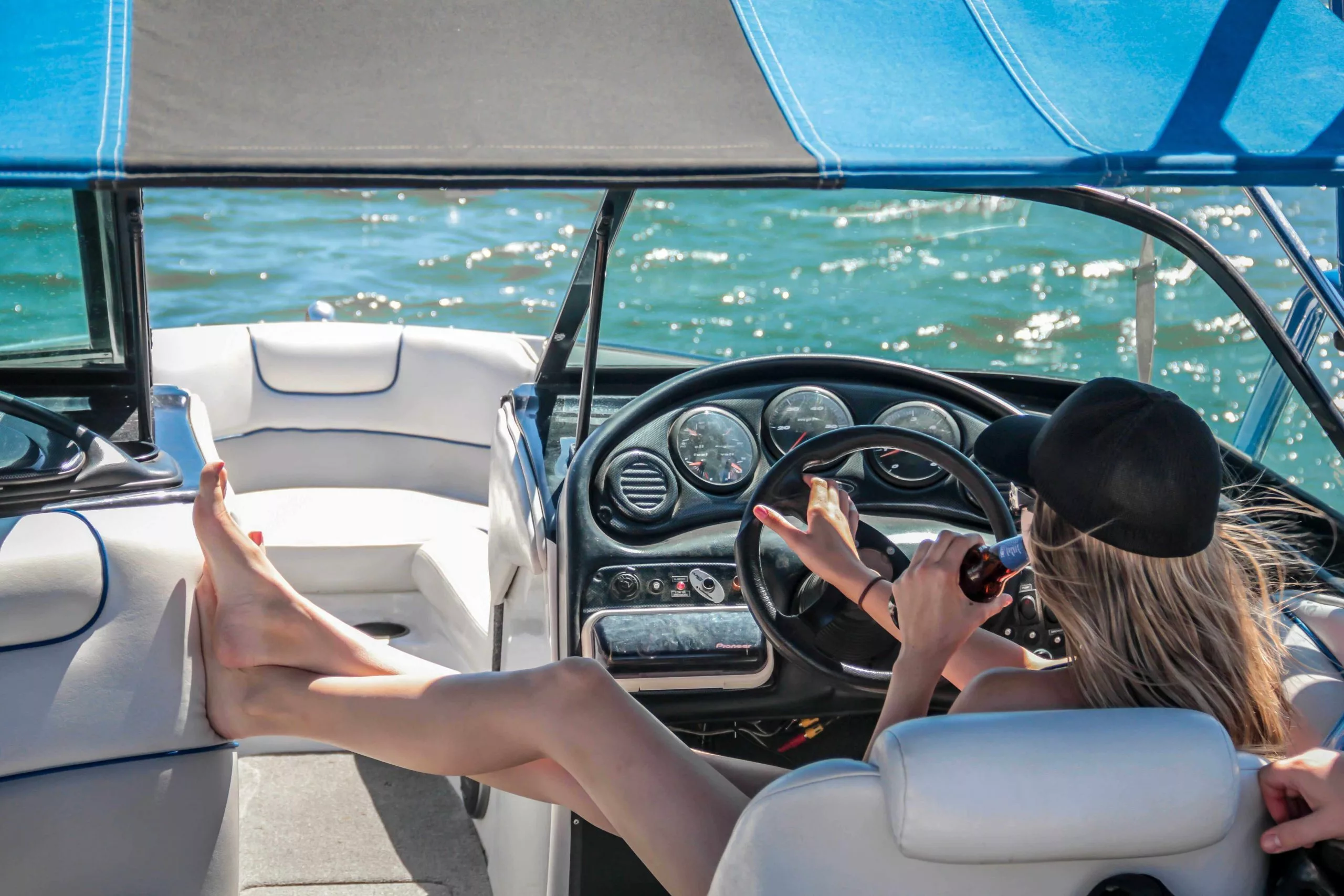 GPS-Tracker auf einem Boot mit Fahrer