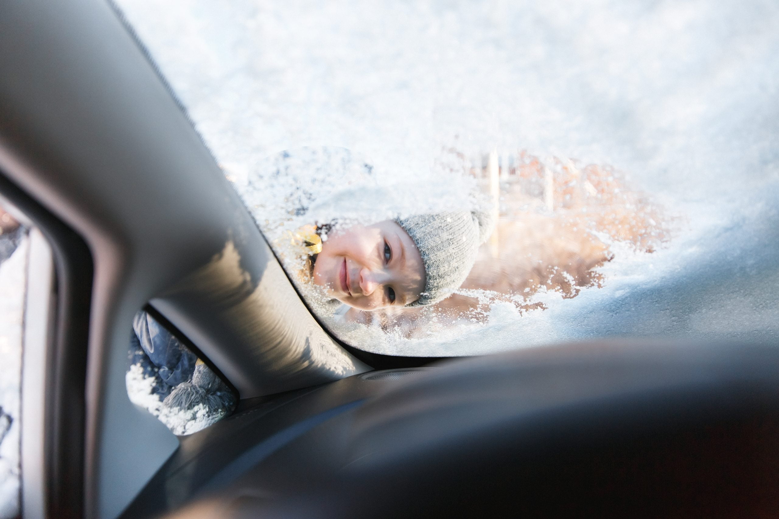 Fahrzeugpflege: Wie Katzenstreu und Vaseline Autofahrern im Winter helfen