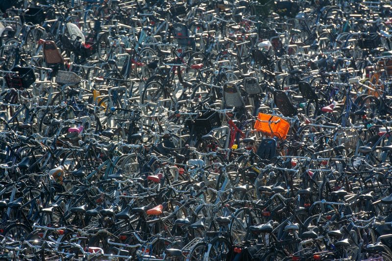 Viele geparkte Fahrräder dicht nebeneinander auf einem Fahrradstellplatz